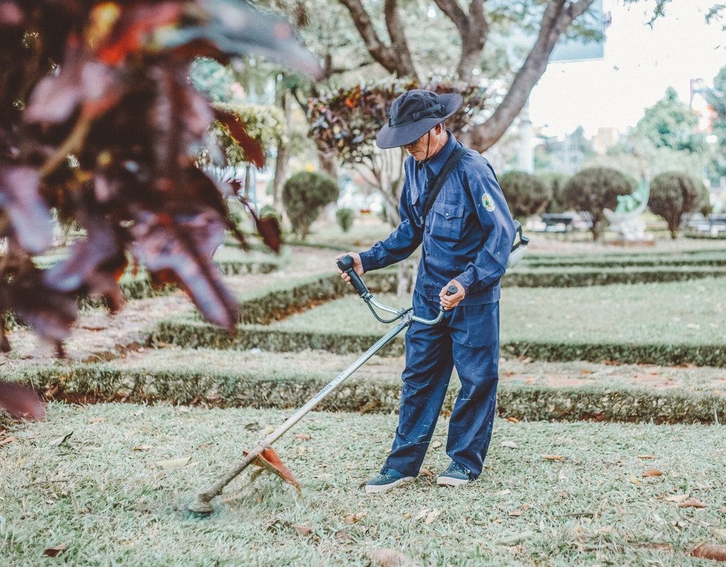 applying-lawn-treatment