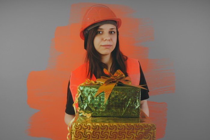 best gifts for a construction worker girl builder with presents in hand  the concept of cashback
