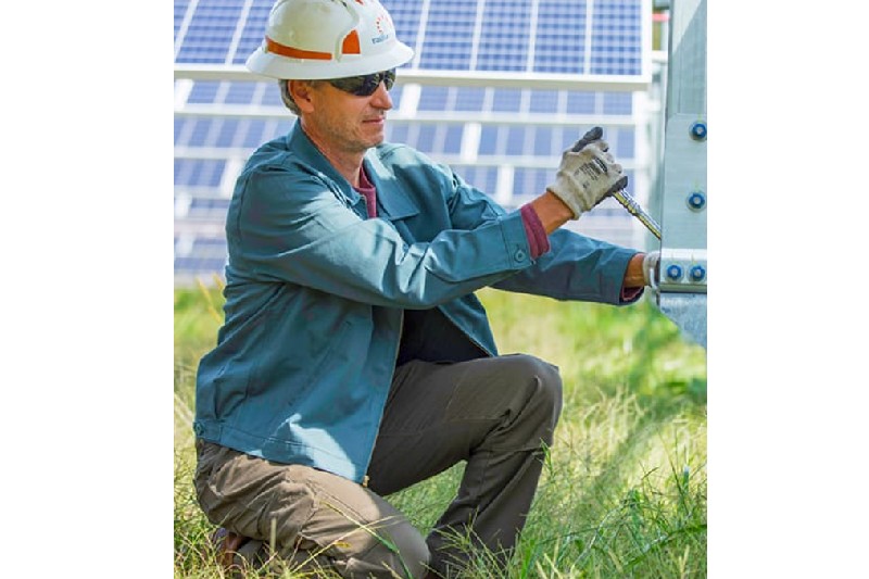 Person wearing Dickies clothes while working