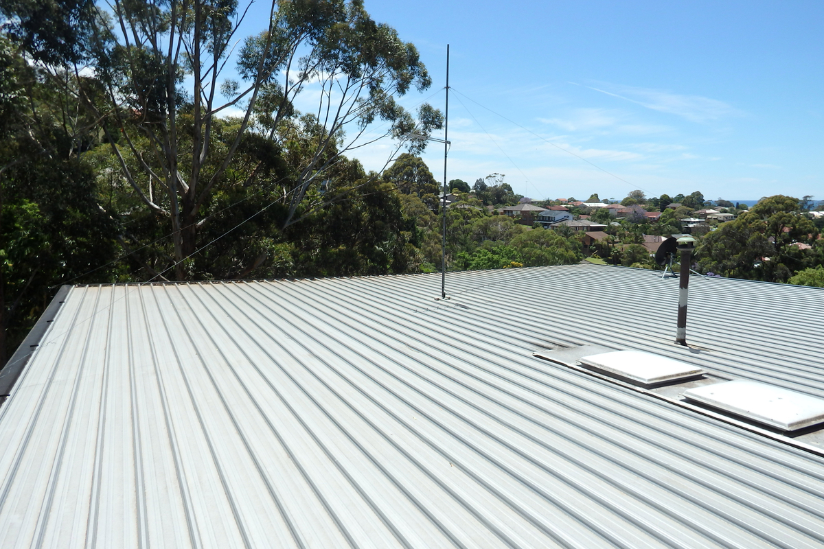 Flat roof with metal panels